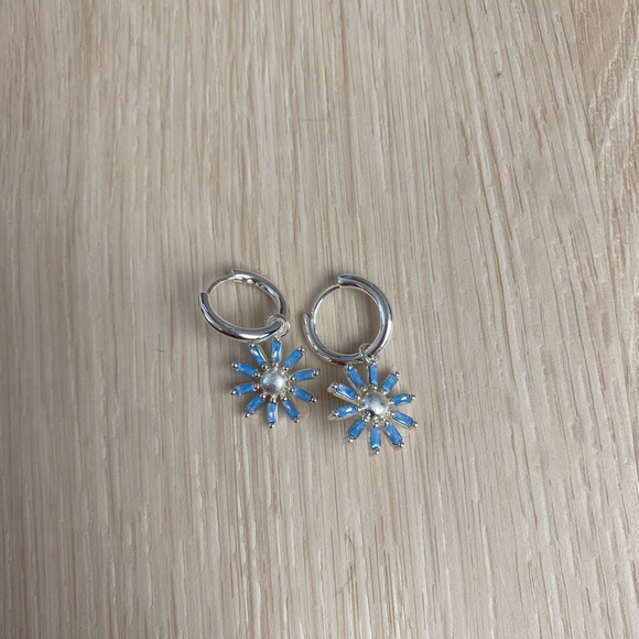Kendra Scott Silver Madison daisy hug Earrings - Picture 2 of 2